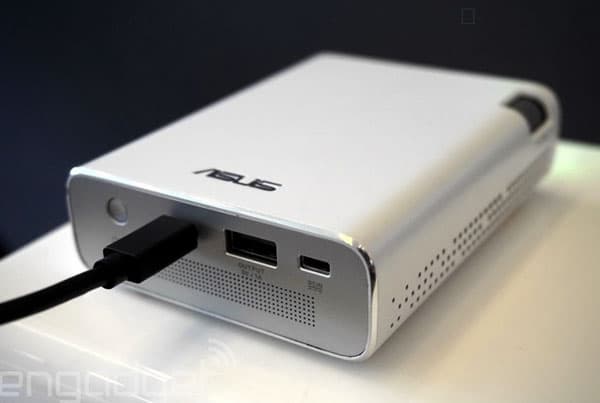 Габариты Asus E1Z вполне позволяют положить устройство в карман