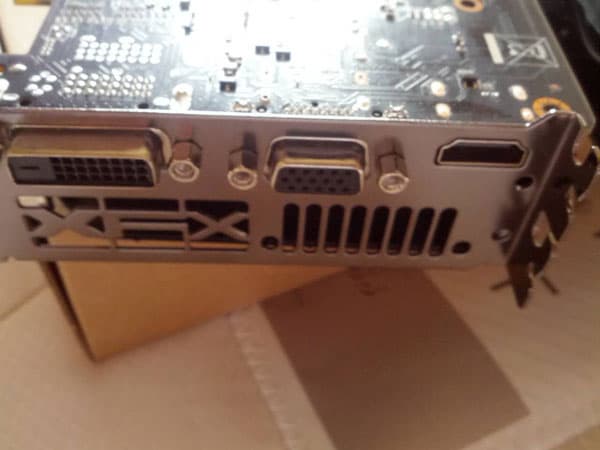 3D-карты XFX Radeon R9 380 и R7 360 внешне очень похожи, поскольку в них используется одна и та же система охлаждения