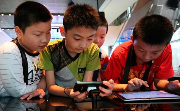 Специалисты рекомендуют родителям уделять больше времени своим детям, чтобы они не привязывались к смартфонам и планшетам