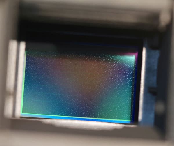 Датчики шести из примерно двадцати камер Canon EOS 760D и 750D, полученных LensRentals, были усеяны точками