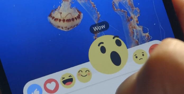 Доступные анимированные смайлы появляются при удержании кнопки Like