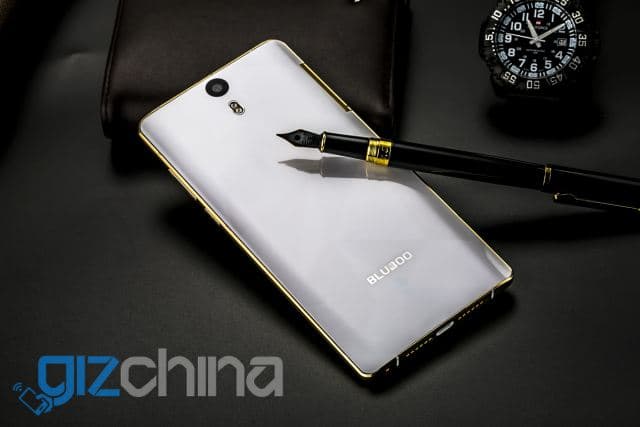 Появились живые фото смартфона Bluboo Xtouch