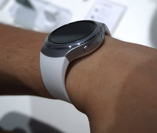 На правой стороне корпуса находятся клавиши Back и Home