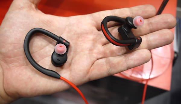 Поскольку это младшая модель, никаких дополнительных фитнес- и GPS-датчиков она не имеет, а берет необходимую для тренировок информацию со смартфона