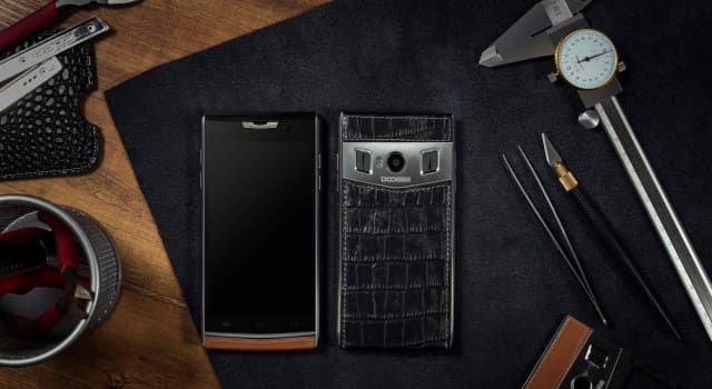 Смартфон Doogee T3 со вторым дисплеем, расположенным на верхней грани, поступит в продажу до конца месяца