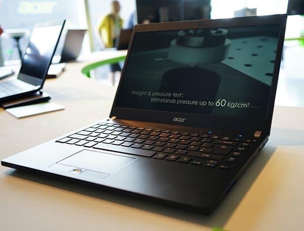 Acer TravelMate P658