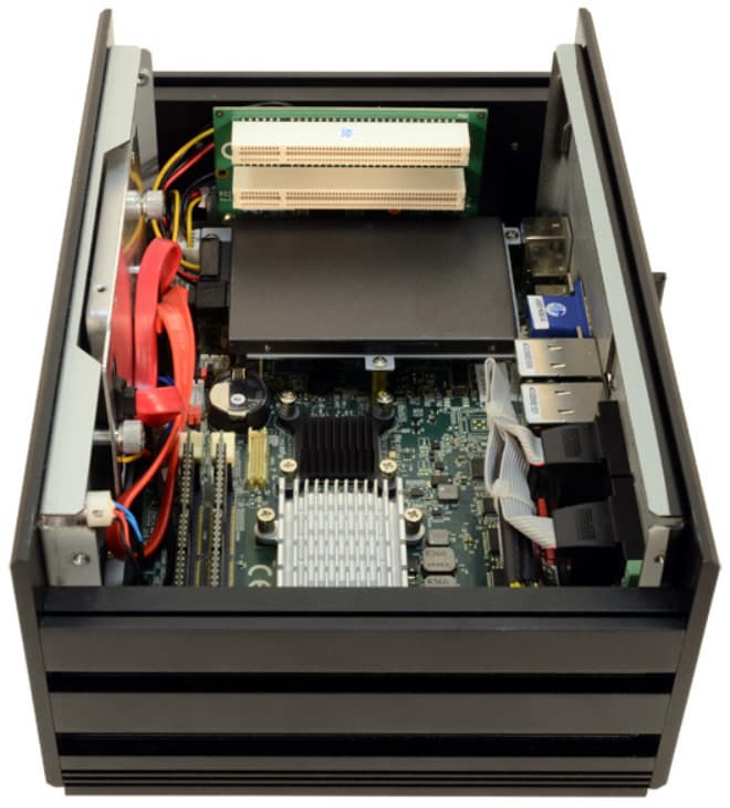 В корпусе Stealth LPC-720F есть место для двух накопителей типоразмера 2,5 дюйма