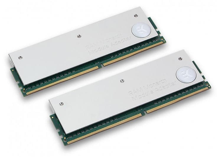 Переходник состоит из двух пластин, между которыми зажимается модуль памяти