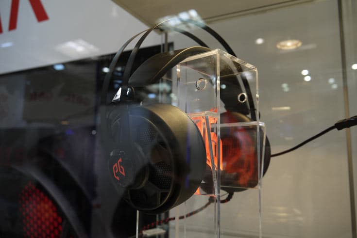 Компьютерная гарнитура EpicGear подключается к порту USB