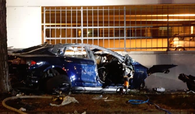 В США водитель и пассажир электромобиля Tesla Model S погибли в результате аварии и пожара