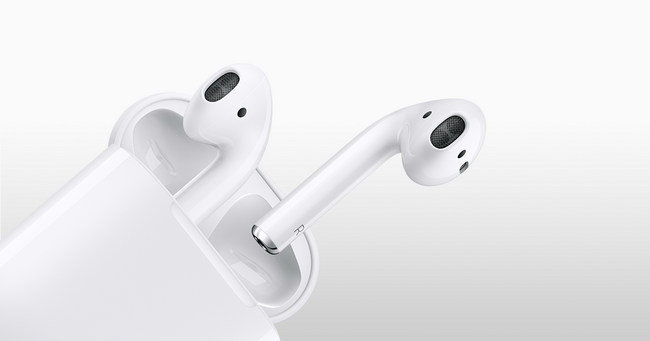 По данным Barclays, производство наушников Apple AirPods начнется только в декабре