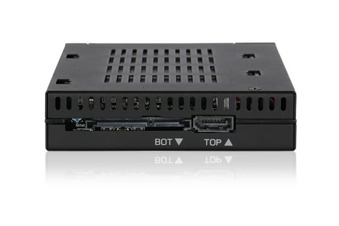Icy Dock FlexiDOCK MB522SP-B поддерживает горячую замену накопителей