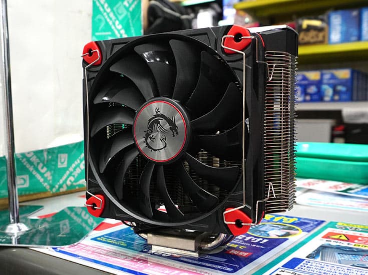 Через теплоотводящее основание MSI Core Frozr L пропущены четыре медные тепловые трубки диаметром 8 мм