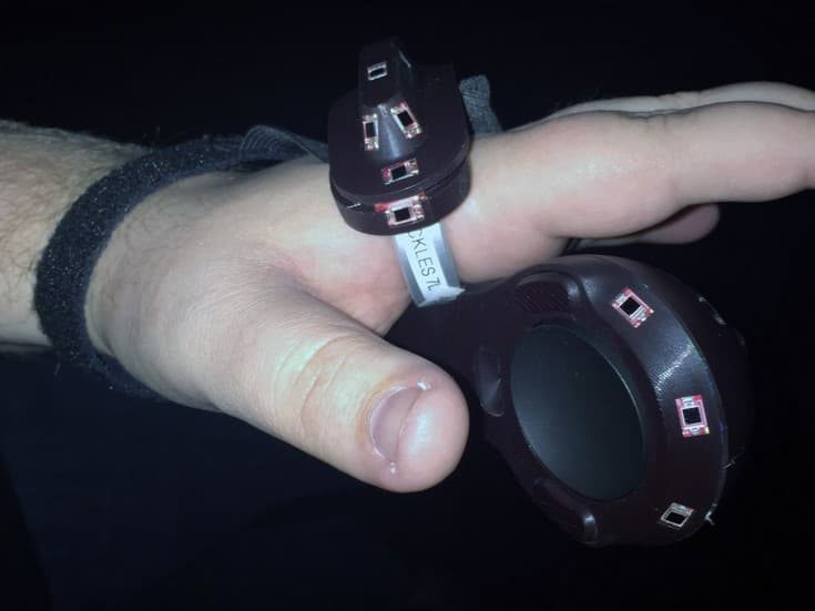 HTC Vive получит полностью новые контроллеры