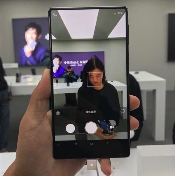 Безрамочный смартфон Xiaomi Mi Mix, который оказался вовсе не концептом, поступит в продажу уже 4 ноября