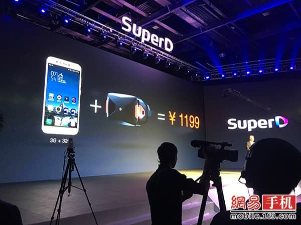 Смартфон SuperD D1 стоимостью $180 поставляется в комплекте с гарнитурой виртуальной реальности