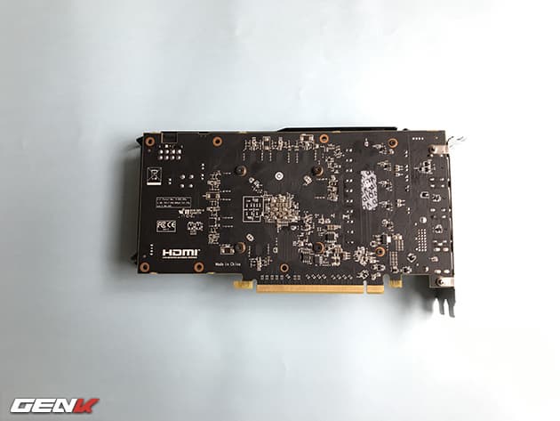 Конструкция системы охлаждения 3D-карты HIS Radeon RX 570 IceQ X2 включает две медные тепловые трубки и два вентилятора