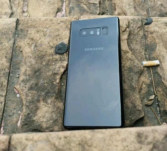 Samsung Galaxy Note8 позирует живьём
