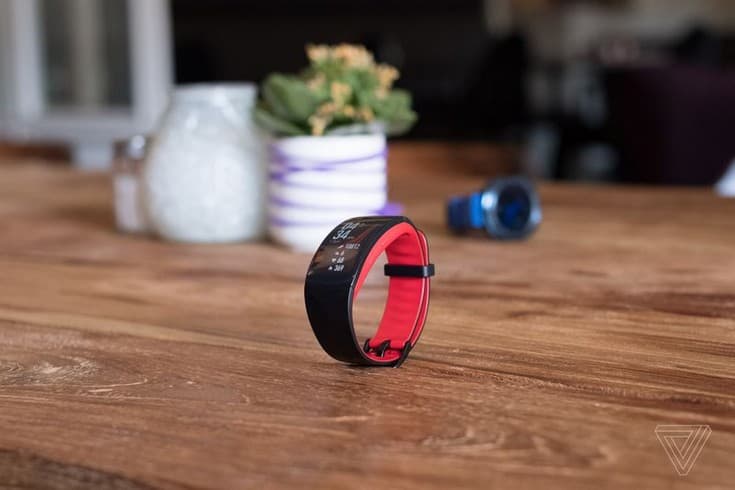 представлен браслет Samsung Gear Fit2 Pro