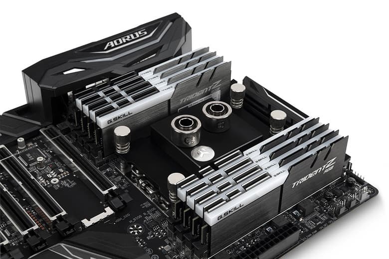 Производитель предлагает три варианта водоблока, различающихся материалом крышки