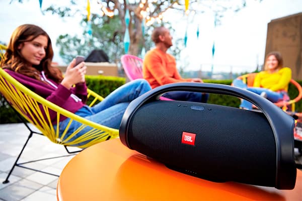 Пятикилограммовая портативная АС JBL Boombox работает без подзарядки 24 часа