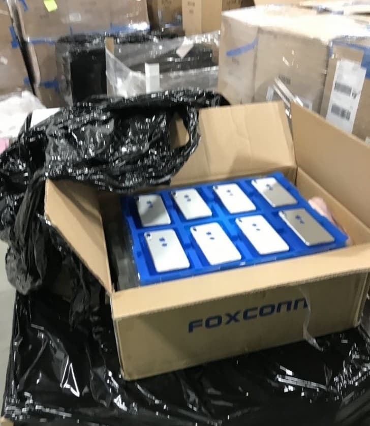 Первая реальная фотография задней панели нового смартфона iPhone демонстрирует сканер отпечатков пальцев на задней панели