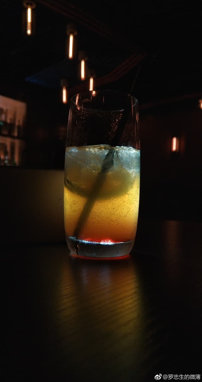 Камера смартфона Sharp Aquos S2 позволяет делать качественные снимки в условиях недостаточной освещенности