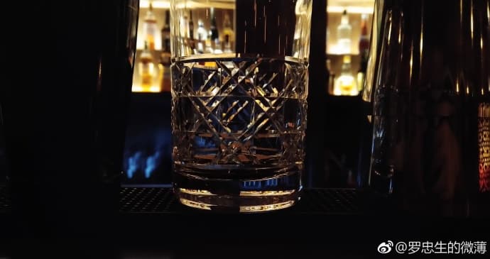 Камера смартфона Sharp Aquos S2 позволяет делать качественные снимки в условиях недостаточной освещенности