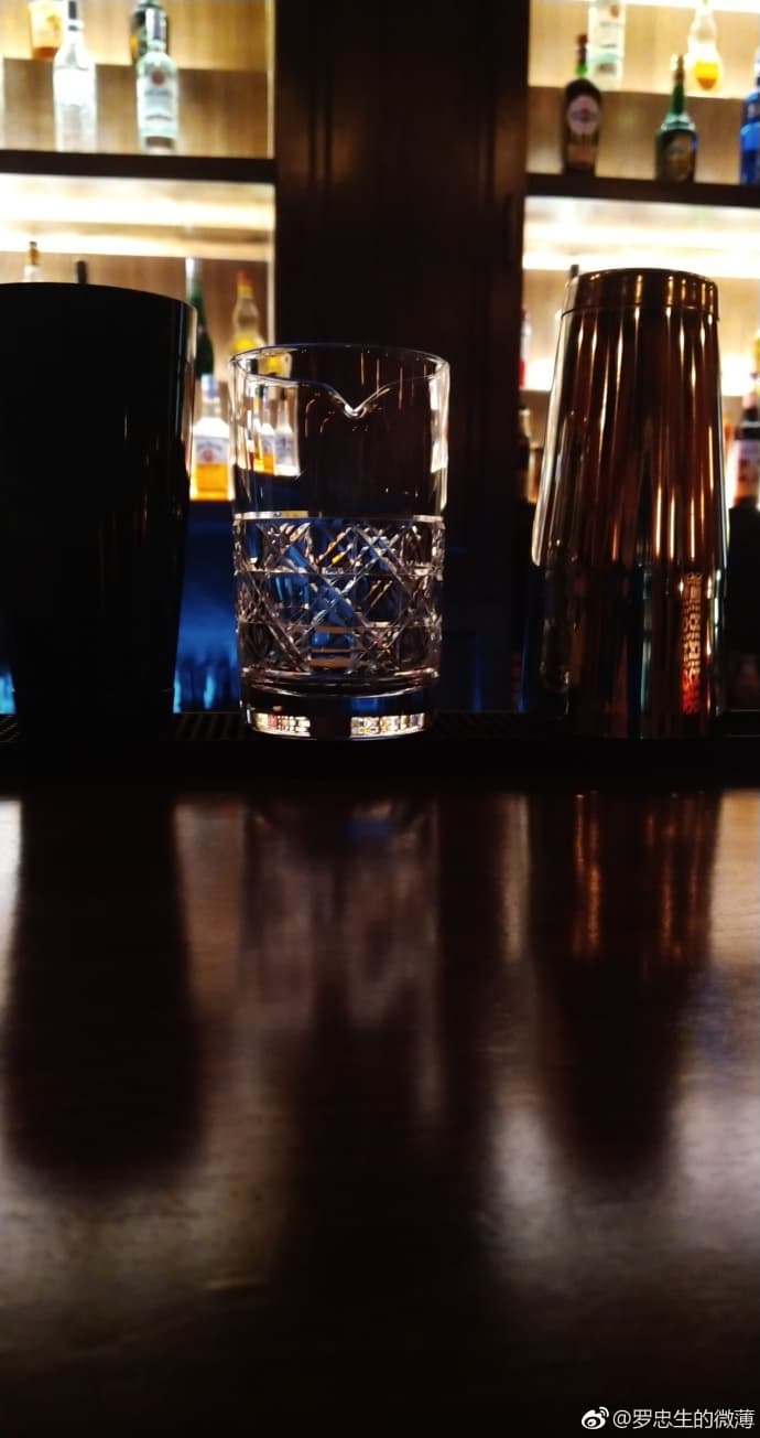 Камера смартфона Sharp Aquos S2 позволяет делать качественные снимки в условиях недостаточной освещенности