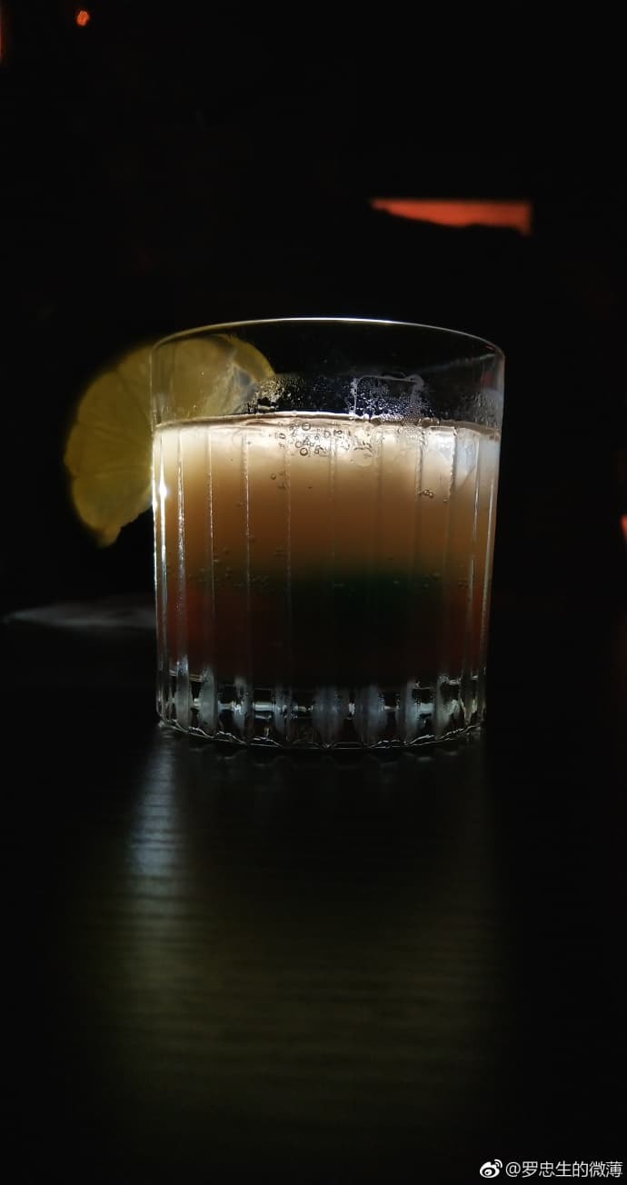 Камера смартфона Sharp Aquos S2 позволяет делать качественные снимки в условиях недостаточной освещенности