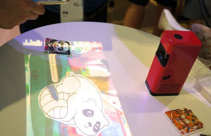 Lenovo показала концепт сгибающегося смартфона-браслета, умный проектор, персональный помощник CAVA и AR-гарнитуру daystAR