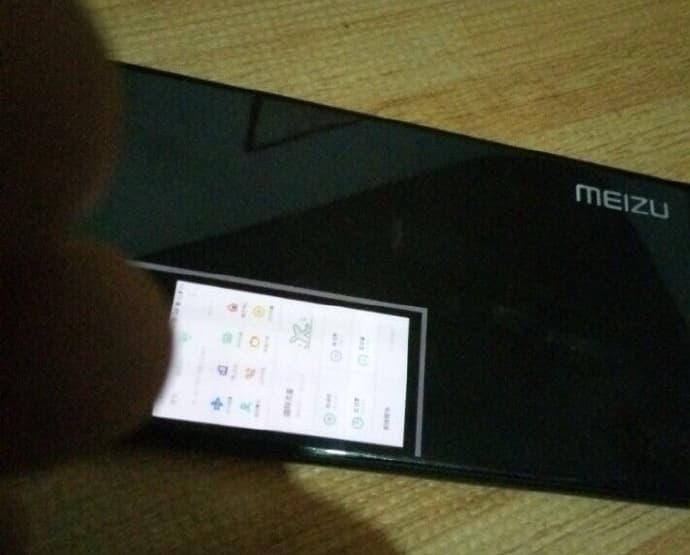 Дополнительный дисплей Meizu Pro 7 удобно использовать для селфи на основную камеру