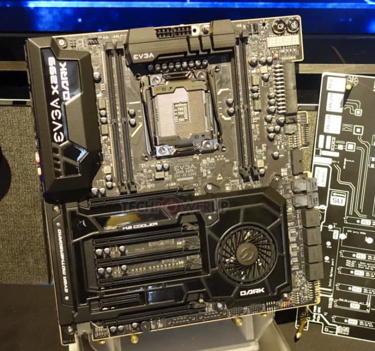 Оформление участка EVGA X299 Dark с шестью слотами расширения напоминает 3D-карту