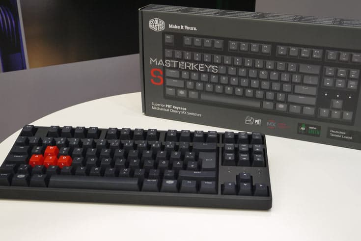 Завершают рассказ о павильоне CoolerMaster снимки клавиатуры Masterkeys S, адресованной компьютерным энтузиастам