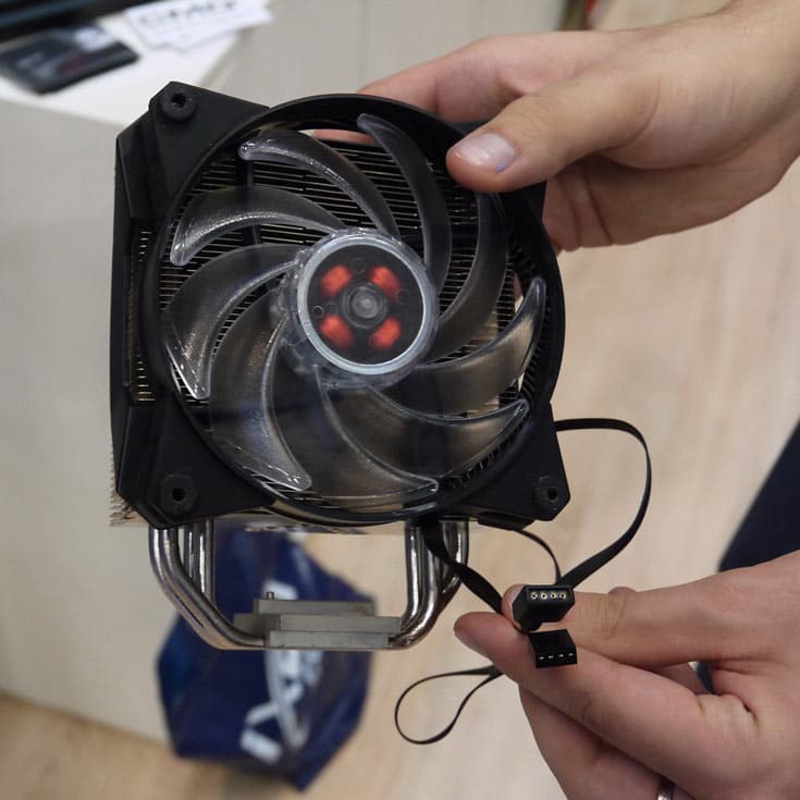 Вентиляторы MasterFan Pro типоразмера 120 и 140 мм оснащены многоцветной подсветкой