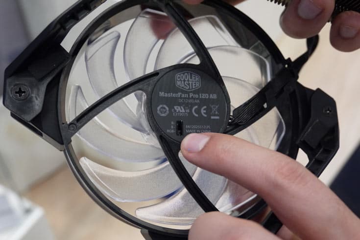 Вентиляторы MasterFan Pro типоразмера 120 и 140 мм оснащены многоцветной подсветкой