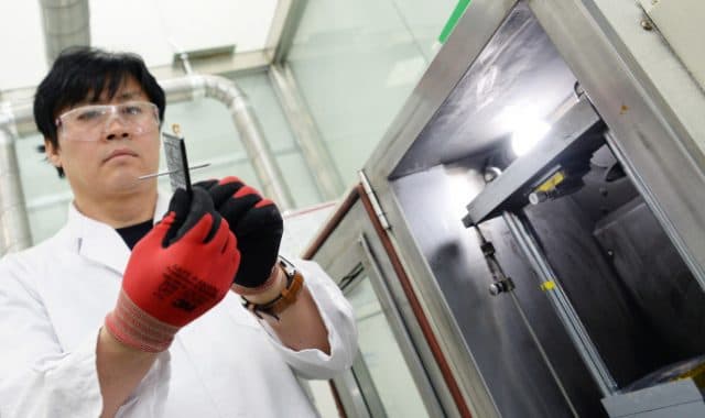 Накануне анонса Samsung Galaxy S8 компания LG показала СМИ, как тестируют аккумуляторы LG G6