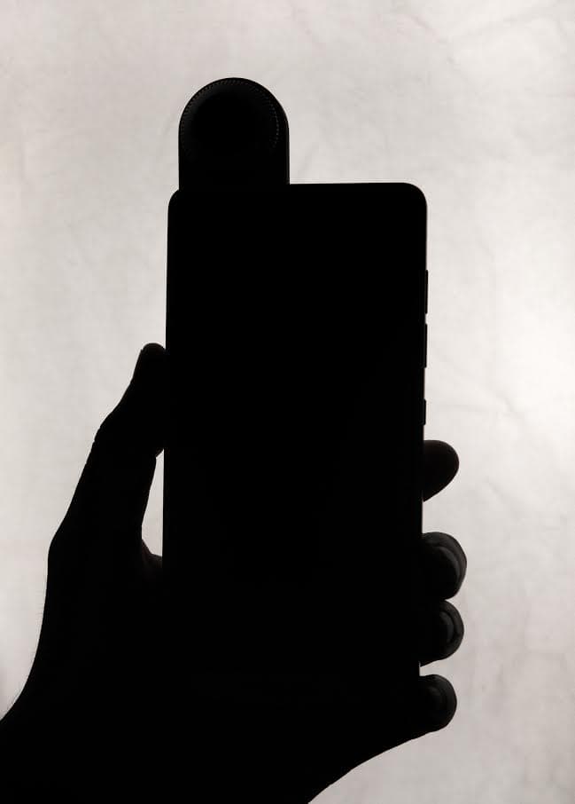 Безрамочный смартфон Essential Products может получить выдвижную камеру с углом обзора 360°