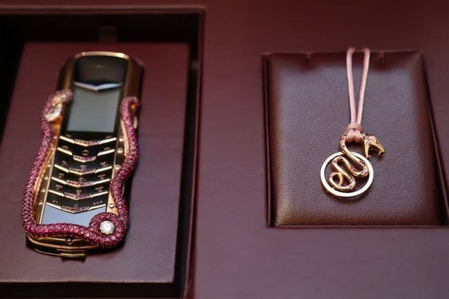 Мобильный телефон Vertu Signature Cobra Limited Edition стоимостью $360 000 доставят покупателю вертолетом