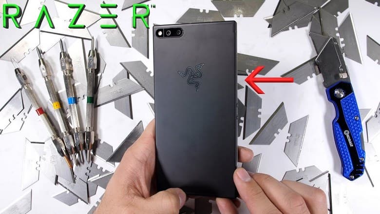 Razer Phone можно погнуть руками