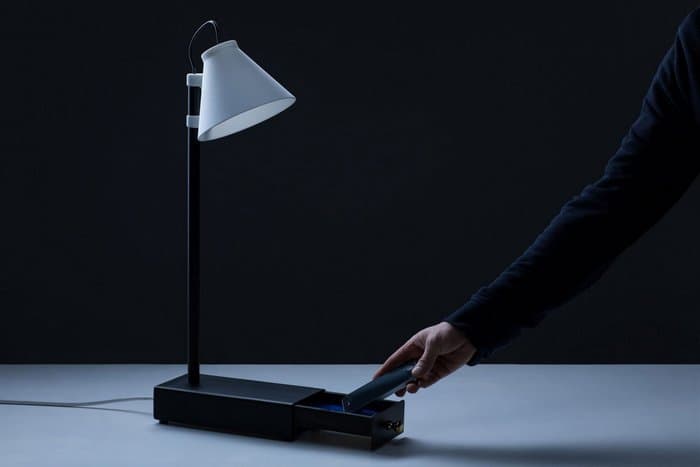 Substitute Phone и Offline Lamp призваны бороться с зависимостью от смартфонов