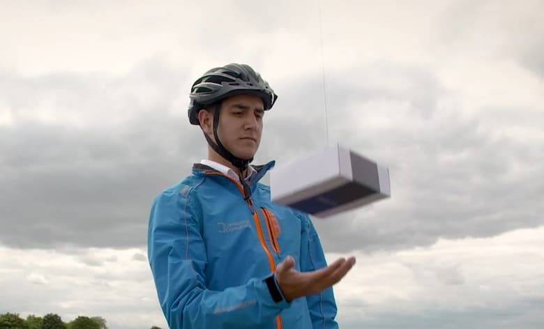Для навигации используется GPS и сигналы смартфона