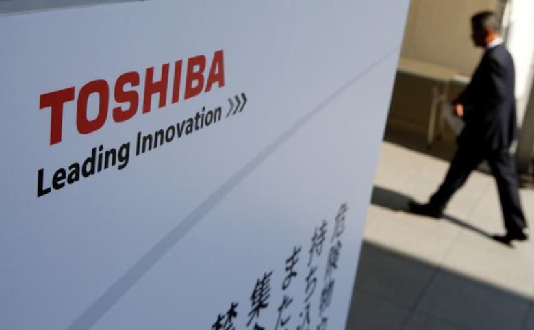 Toshiba рассматривает варианты действий на случай, если полупроводниковое производство не удастся продать до конца финансового года