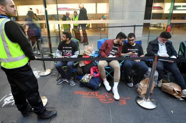 Впервые за несколько лет поклонники не выстраиваются в очереди за новым iPhone