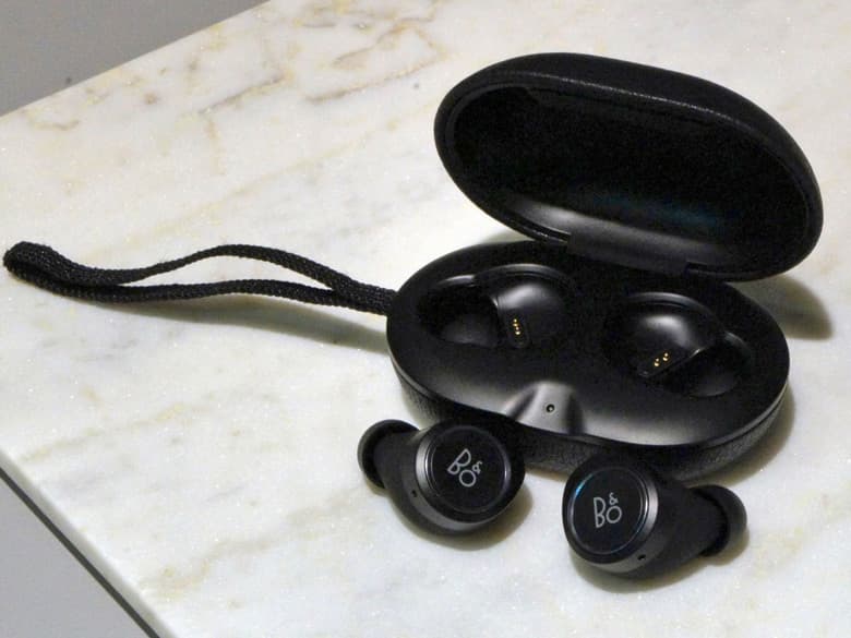 Наушники B&O Play E8 комплектуются футляром