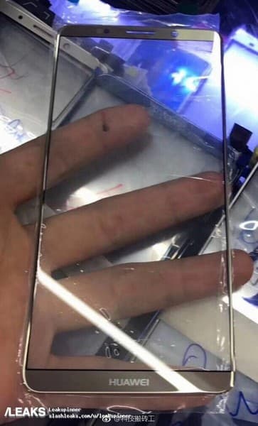 Huawei Mate 10 Pro позирует на фото 