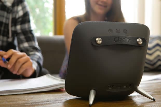 Оснащение Clazio Spark включает сенсорный экран и два громкоговорителя