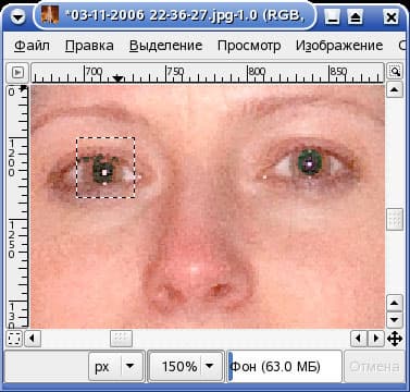 GIMP. Левый глаз - работа расширения Redeye, правый глаз - ручная корректировка.