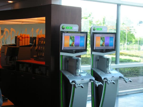 Немного не в тему — не уходя с работы, сотрудники Microsoft могут и перекусить, и поиграть