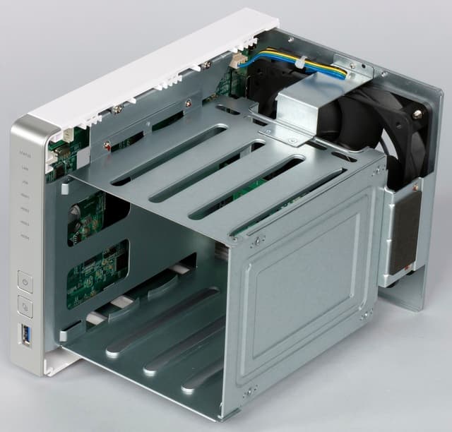 Конструкция QNAP D4